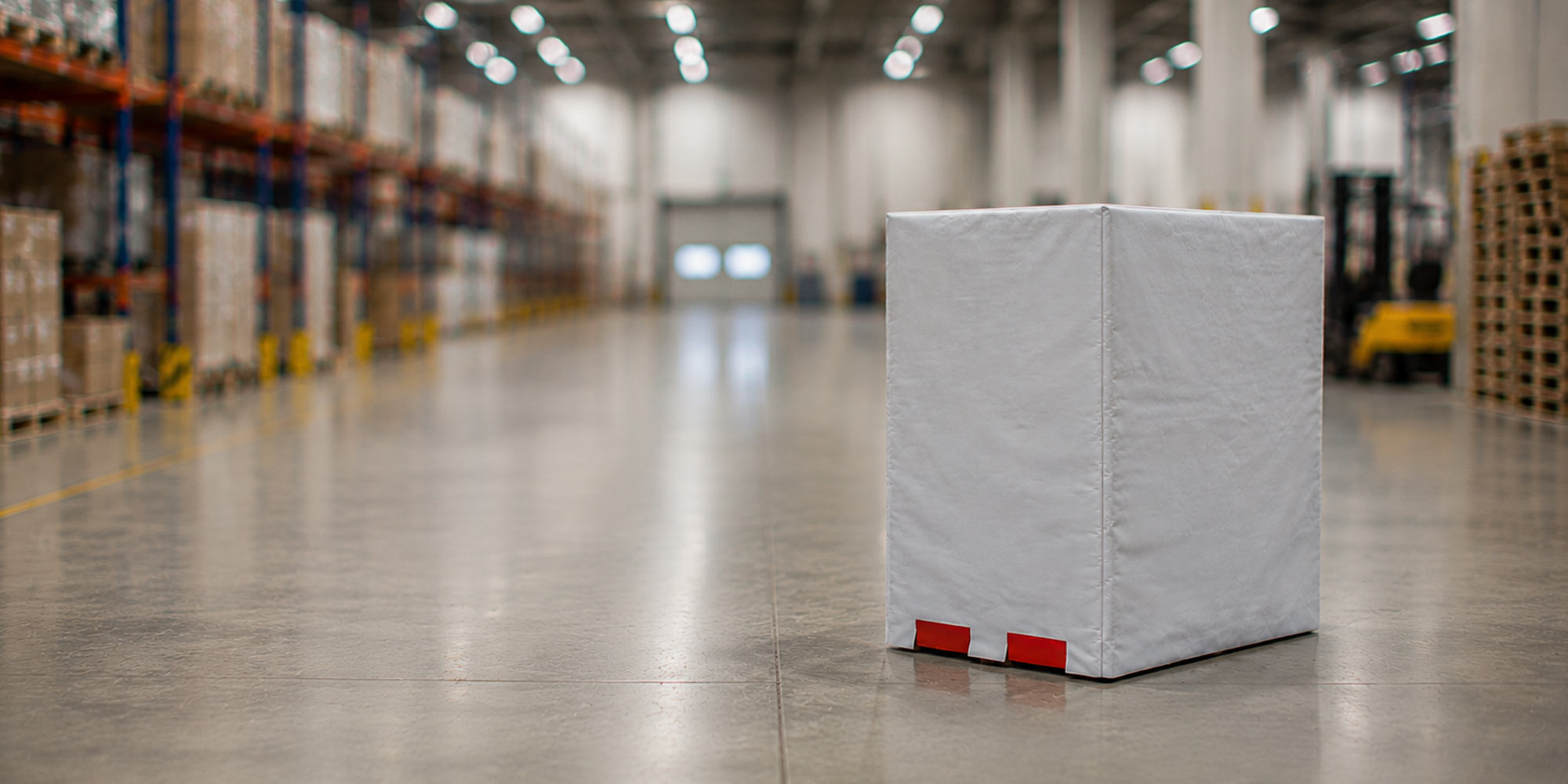 Custom-made fire protection cover for pallets and wire mesh boxes in an industrial warehouse and logistics environment