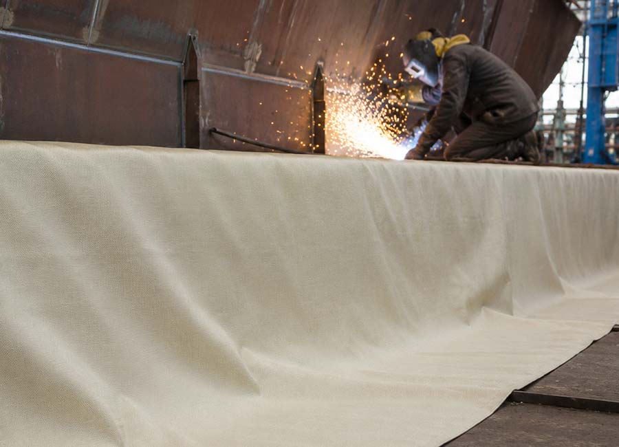Hochtemperatur Schweißdecke für extreme Anwendungen in Industrie und Energie, geprüfte Sicherheit durch FM Approval und DIN EN 13501-1 Klassifizierung