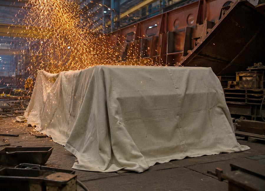 Hochtemperatur Schweißdecke für extreme Anwendungen in Industrie und Energie, geprüfte Sicherheit durch FM Approval und DIN EN 13501-1 Klassifizierung