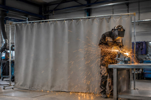 Schweißvorhänge und Hitzeschutzvorhänge für industrielle Schweißarbeitsplätze
