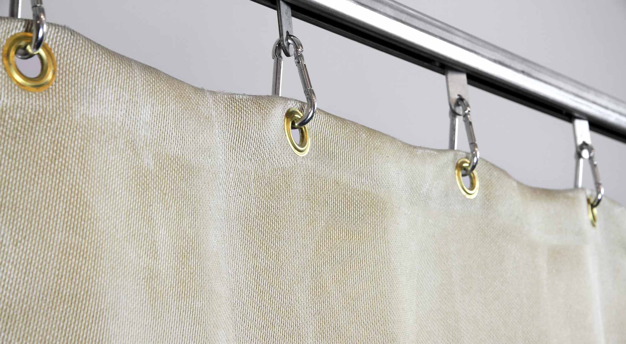 1608.VC2 high-temperature spatter protection curtain made from silica fabric with vermiculite coating up to 1,600 °C